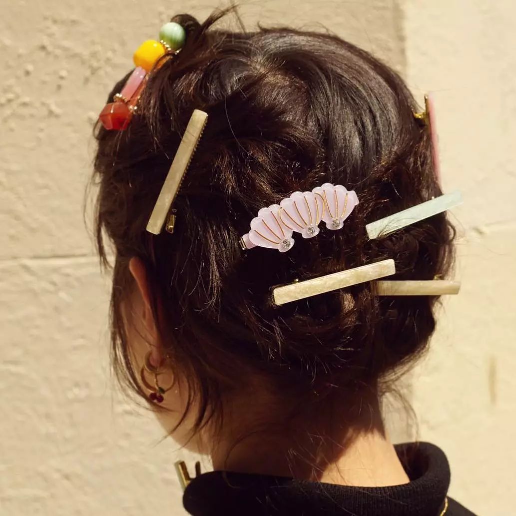 我最近|不戴Bra都没关系,不戴发夹不能出门……