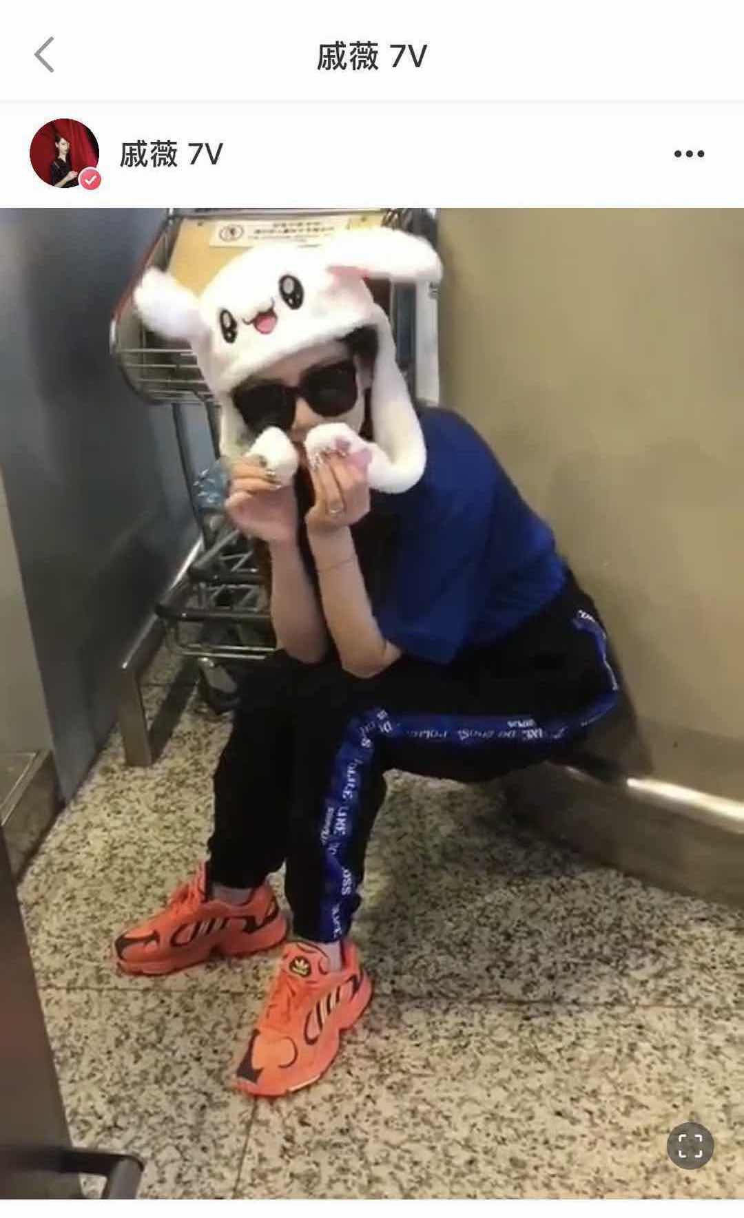 戚薇机场穿黑色连体裤,戚薇西裤红毯造型