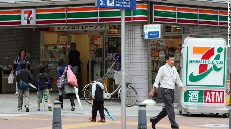 日本便利店还售卖杂志吗,日本便利店杂志限售