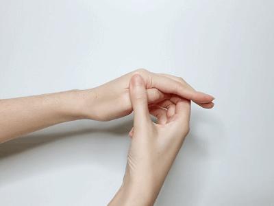 牙痛头痛按手上穴位止痛,手上有个止痛开关按一下