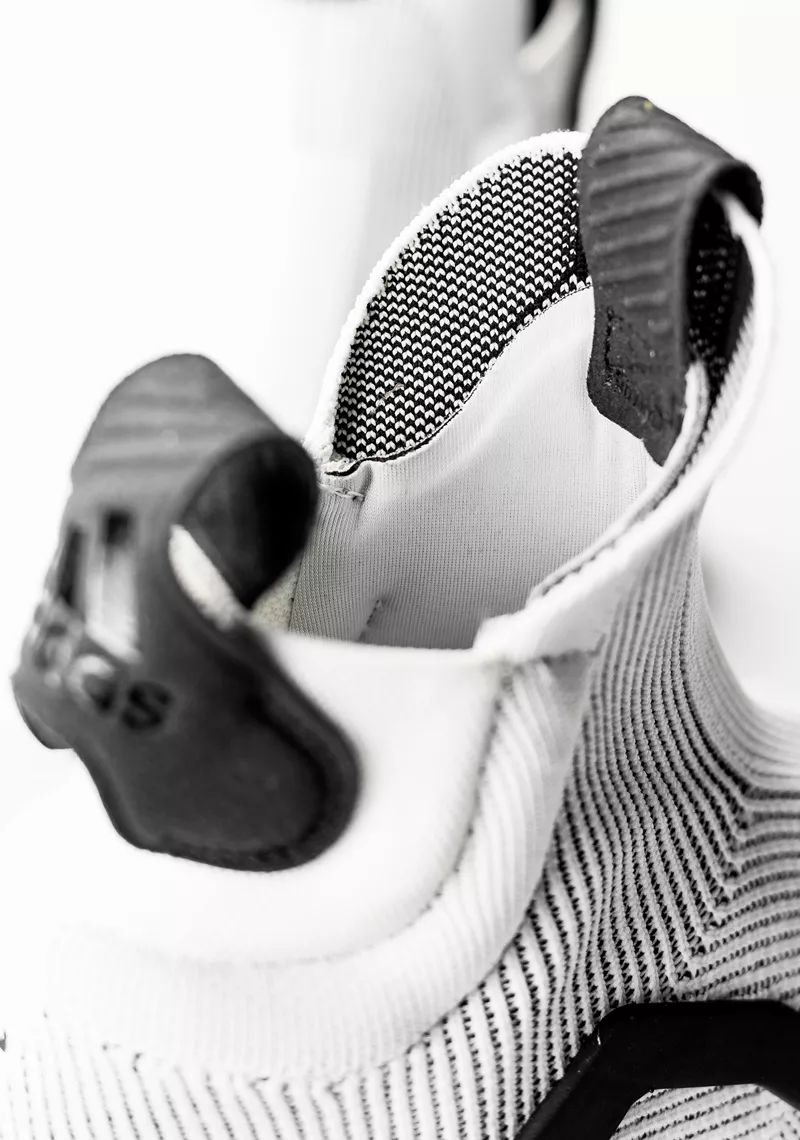 新款adidas休闲鞋,adidas最新推出的超轻跑鞋