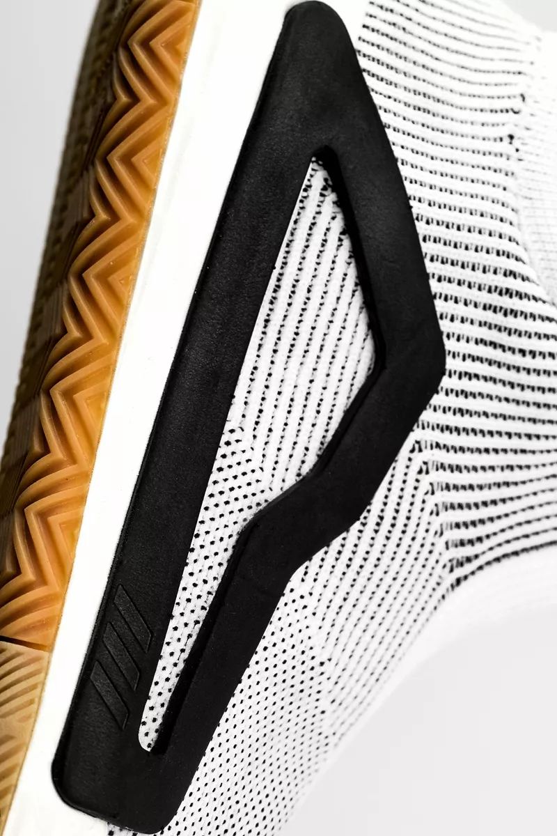 新款adidas休闲鞋,adidas最新推出的超轻跑鞋