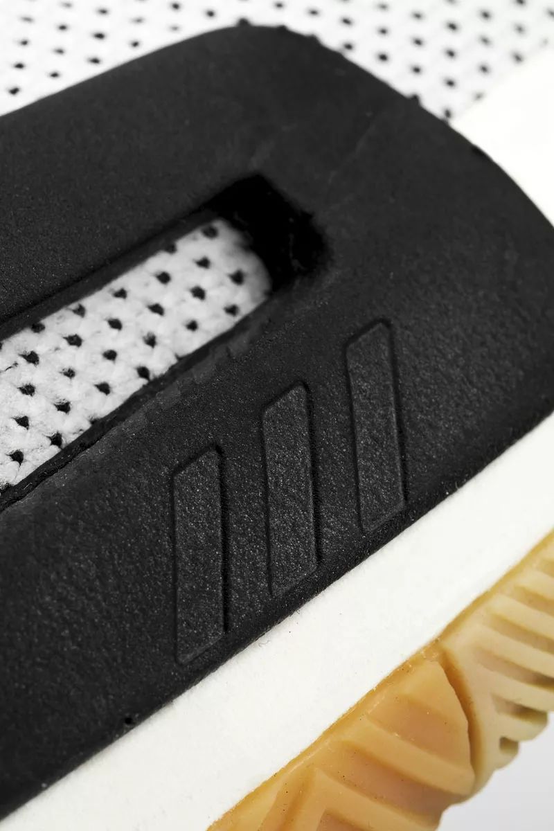 新款adidas休闲鞋,adidas最新推出的超轻跑鞋