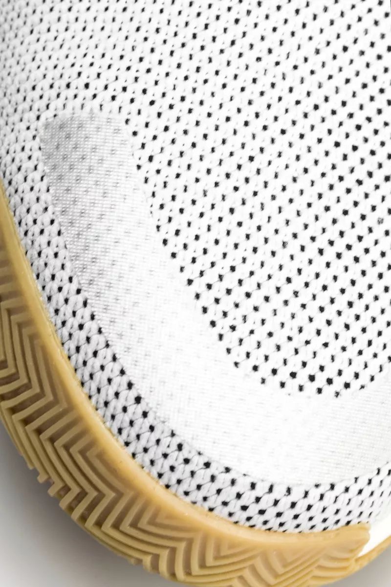 新款adidas休闲鞋,adidas最新推出的超轻跑鞋