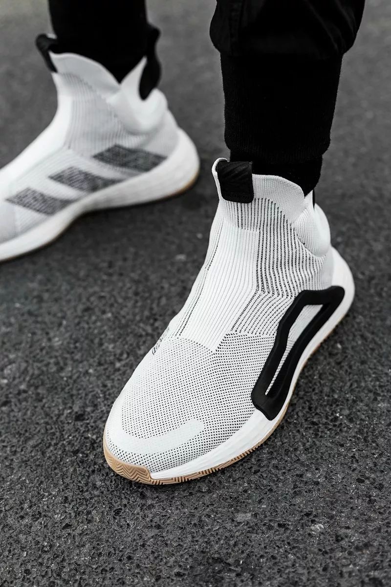 新款adidas休闲鞋,adidas最新推出的超轻跑鞋