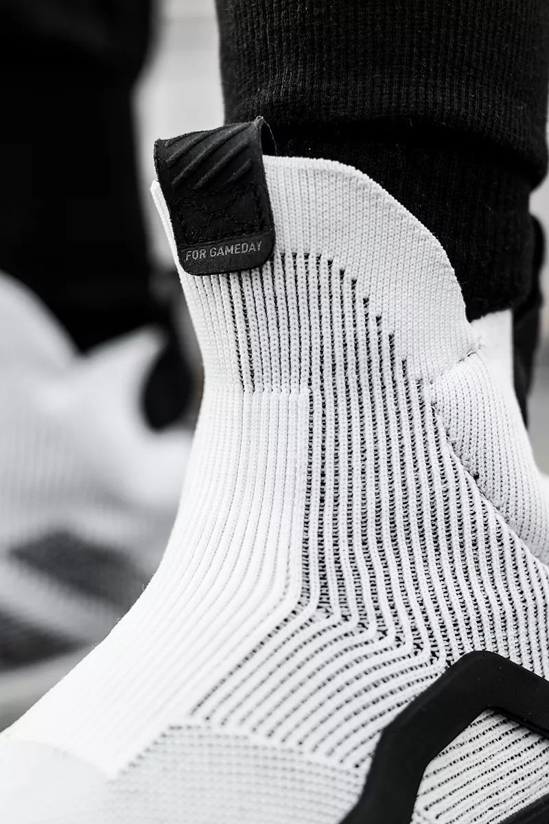 新款adidas休闲鞋,adidas最新推出的超轻跑鞋