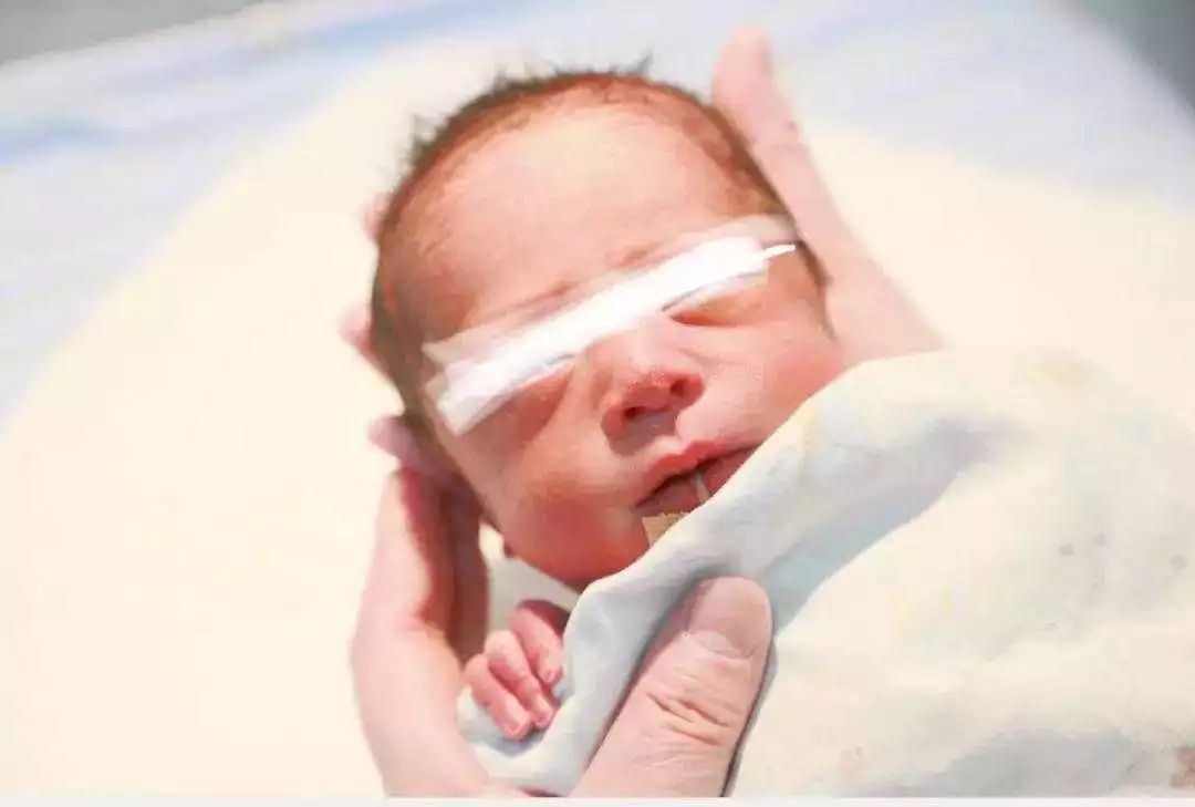 中国首例！女儿“借”母亲的子宫，生下自己的宝宝