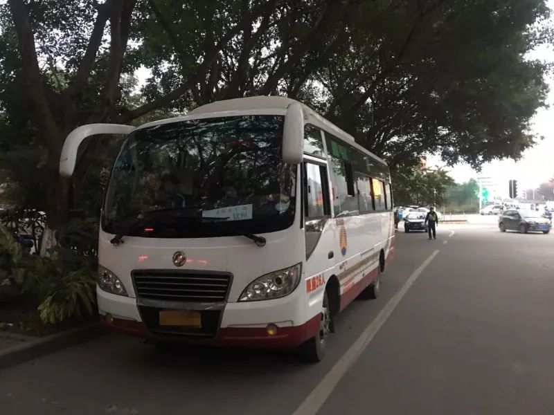 超了！这辆车拉了一支足球队！