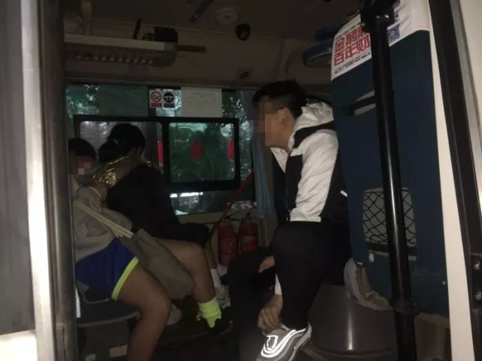 超了！这辆车拉了一支足球队！