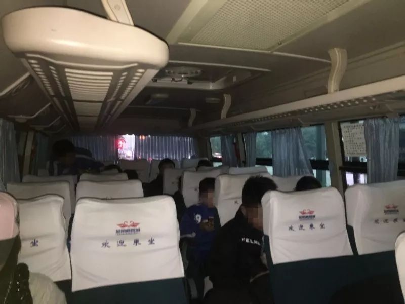 超了！这辆车拉了一支足球队！