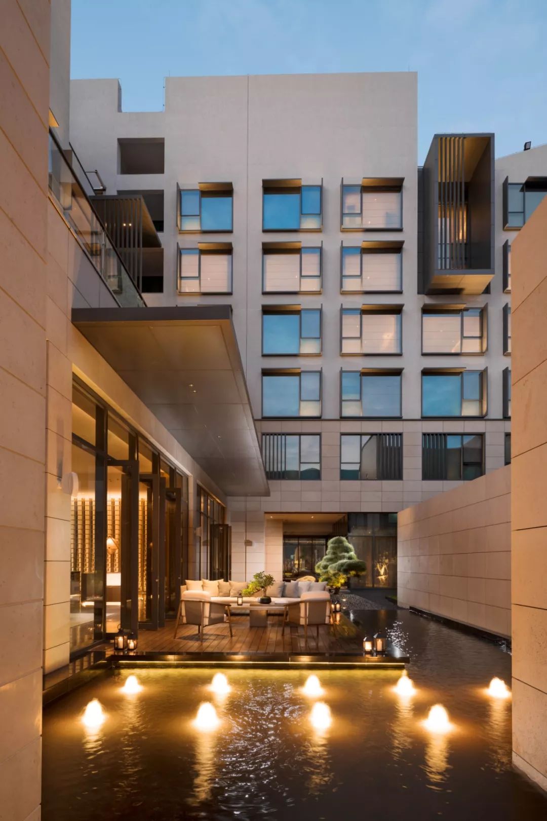 文艺渔村中的海上浮城，希尔顿旗下这家设计感满分的小鲜肉酒店，颜值爆炸！