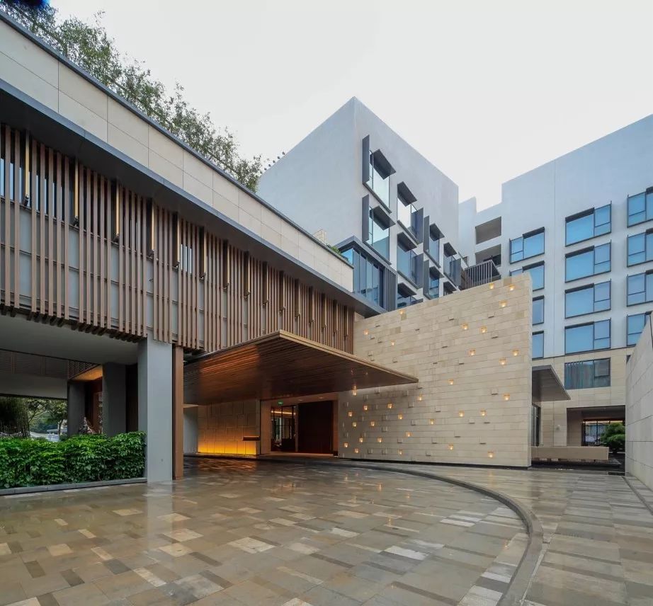 文艺渔村中的海上浮城，希尔顿旗下这家设计感满分的小鲜肉酒店，颜值爆炸！