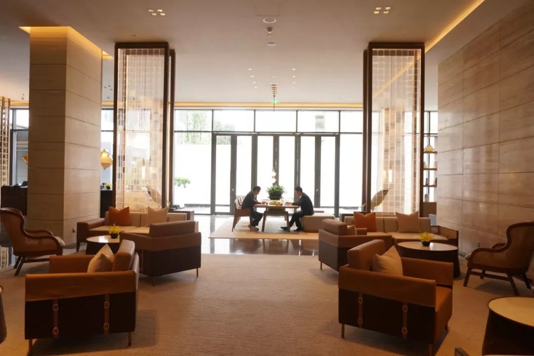 文艺渔村中的海上浮城，希尔顿旗下这家设计感满分的小鲜肉酒店，颜值爆炸！