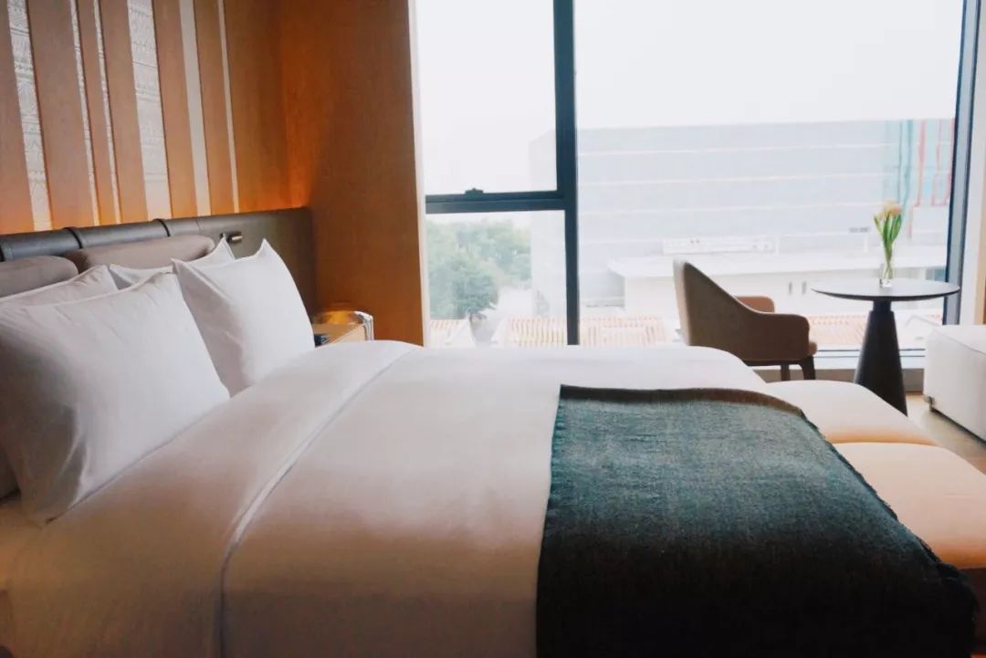 文艺渔村中的海上浮城，希尔顿旗下这家设计感满分的小鲜肉酒店，颜值爆炸！