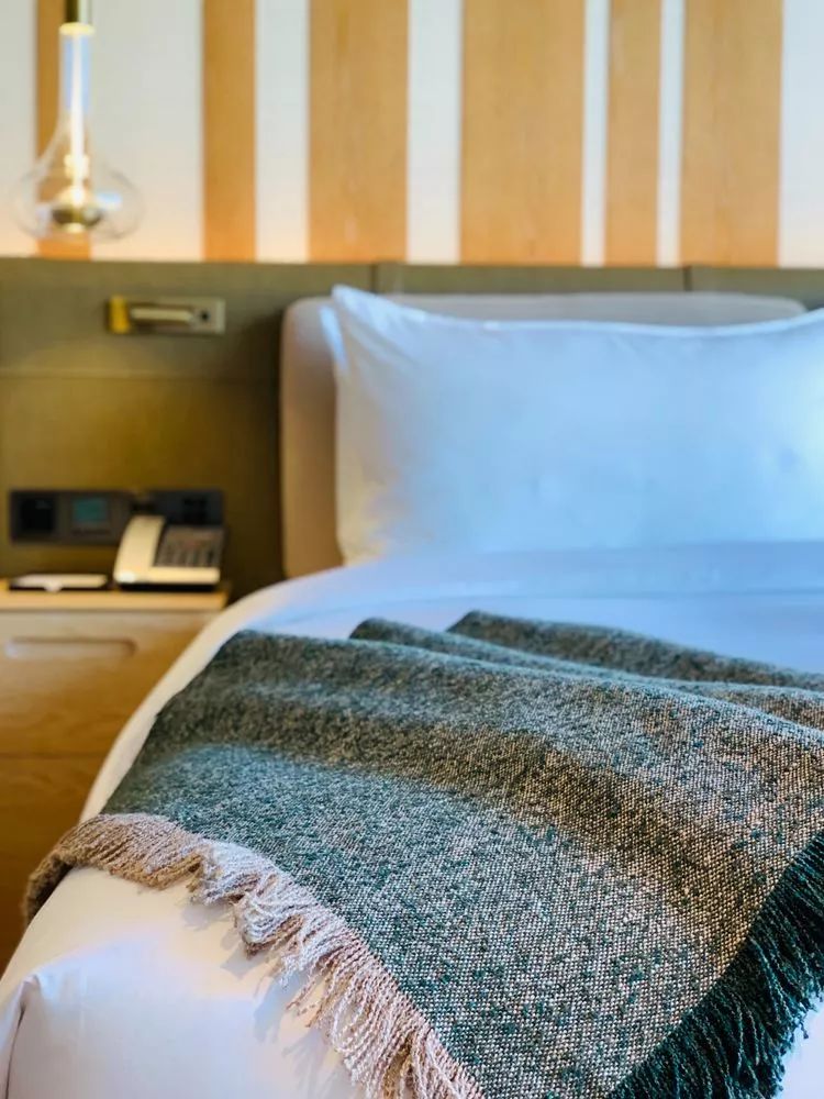 文艺渔村中的海上浮城，希尔顿旗下这家设计感满分的小鲜肉酒店，颜值爆炸！