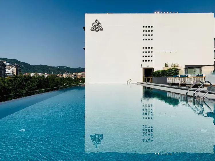 文艺渔村中的海上浮城，希尔顿旗下这家设计感满分的小鲜肉酒店，颜值爆炸！