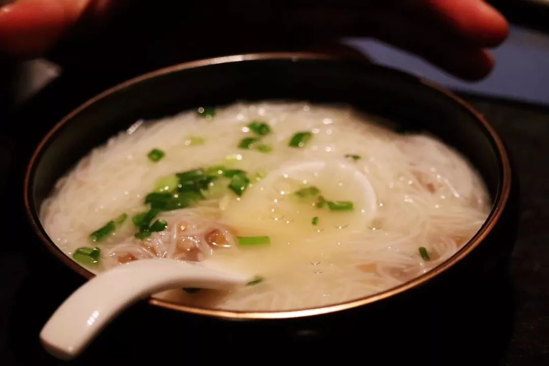 文艺渔村中的海上浮城，希尔顿旗下这家设计感满分的小鲜肉酒店，颜值爆炸！