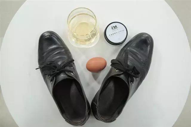 再皱的皮鞋也怕这一招，涂点每天都吃的它，让你天天穿新鞋