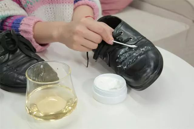 再皱的皮鞋也怕这一招，涂点每天都吃的它，让你天天穿新鞋