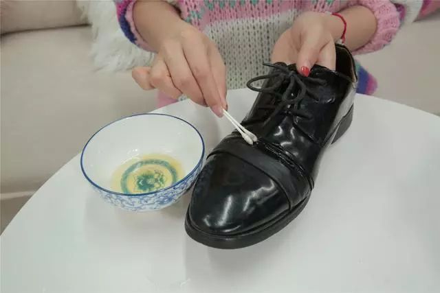 再皱的皮鞋也怕这一招，涂点每天都吃的它，让你天天穿新鞋
