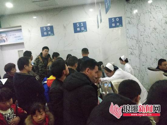 眼科医生近视防控寒假,临近开学医院忙眼科门诊学生增多