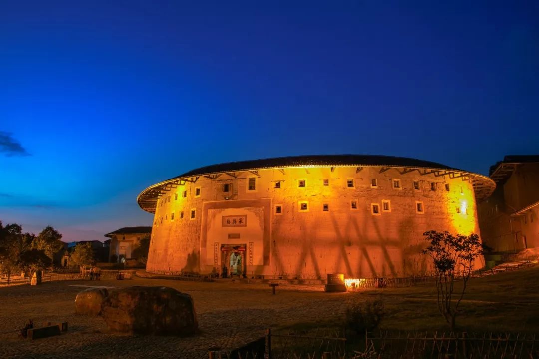 喜迎国庆醉美土楼|借问酒家何处有?拳王争霸风情街!我有酒,你有故事吗?