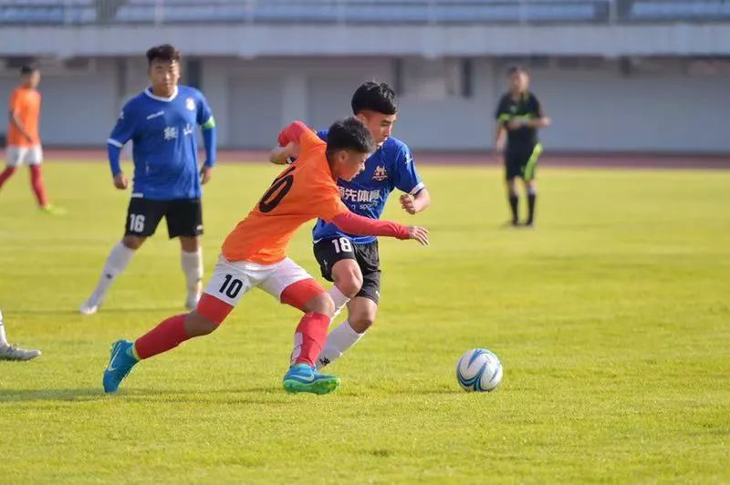 “一带一路·运动德宏”青少年足球冬训邀请赛激战正酣