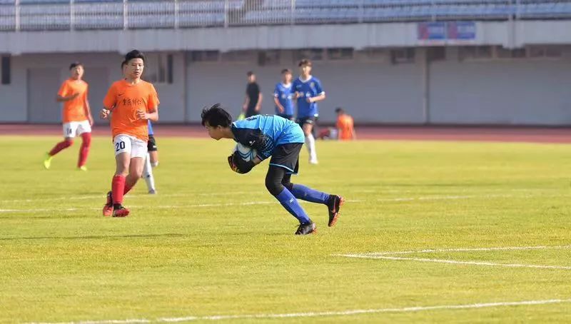 “一带一路·运动德宏”青少年足球冬训邀请赛激战正酣