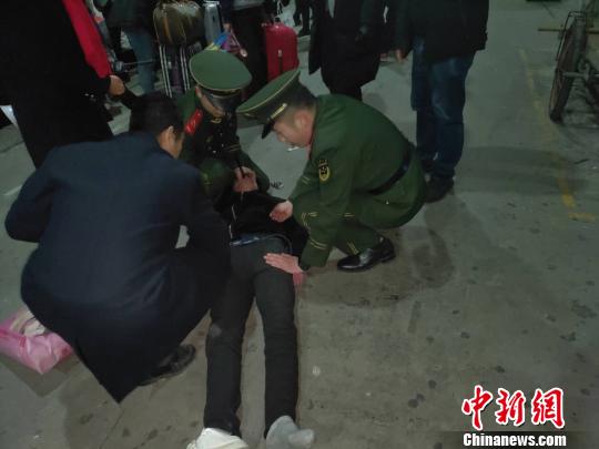 民警执勤路遇见癫痫病人实时救治,路人突发癫痫执勤交警救助