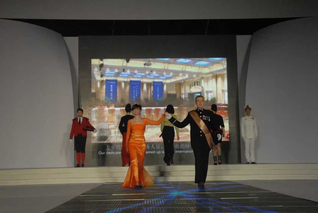 酒店服务员制服吸引顾客,酒店时尚制服