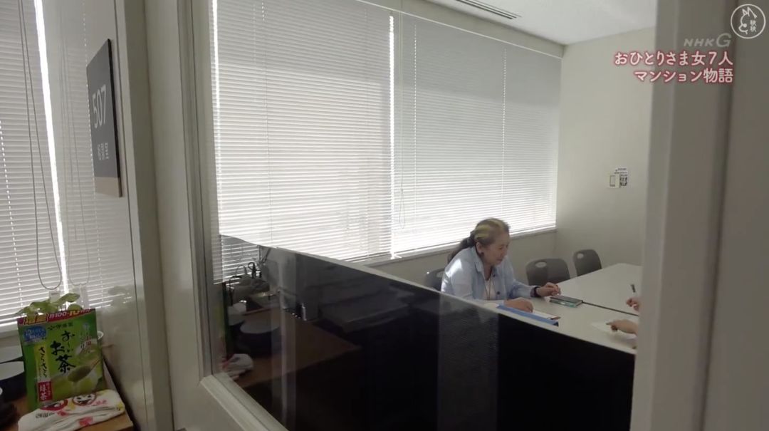 一辈子没结婚，7个单身女人买房同居10年，80岁了还染发、化妆、四处去浪……把老年生活过成了诗