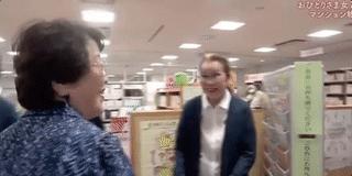 一辈子没结婚，7个单身女人买房同居10年，80岁了还染发、化妆、四处去浪……把老年生活过成了诗