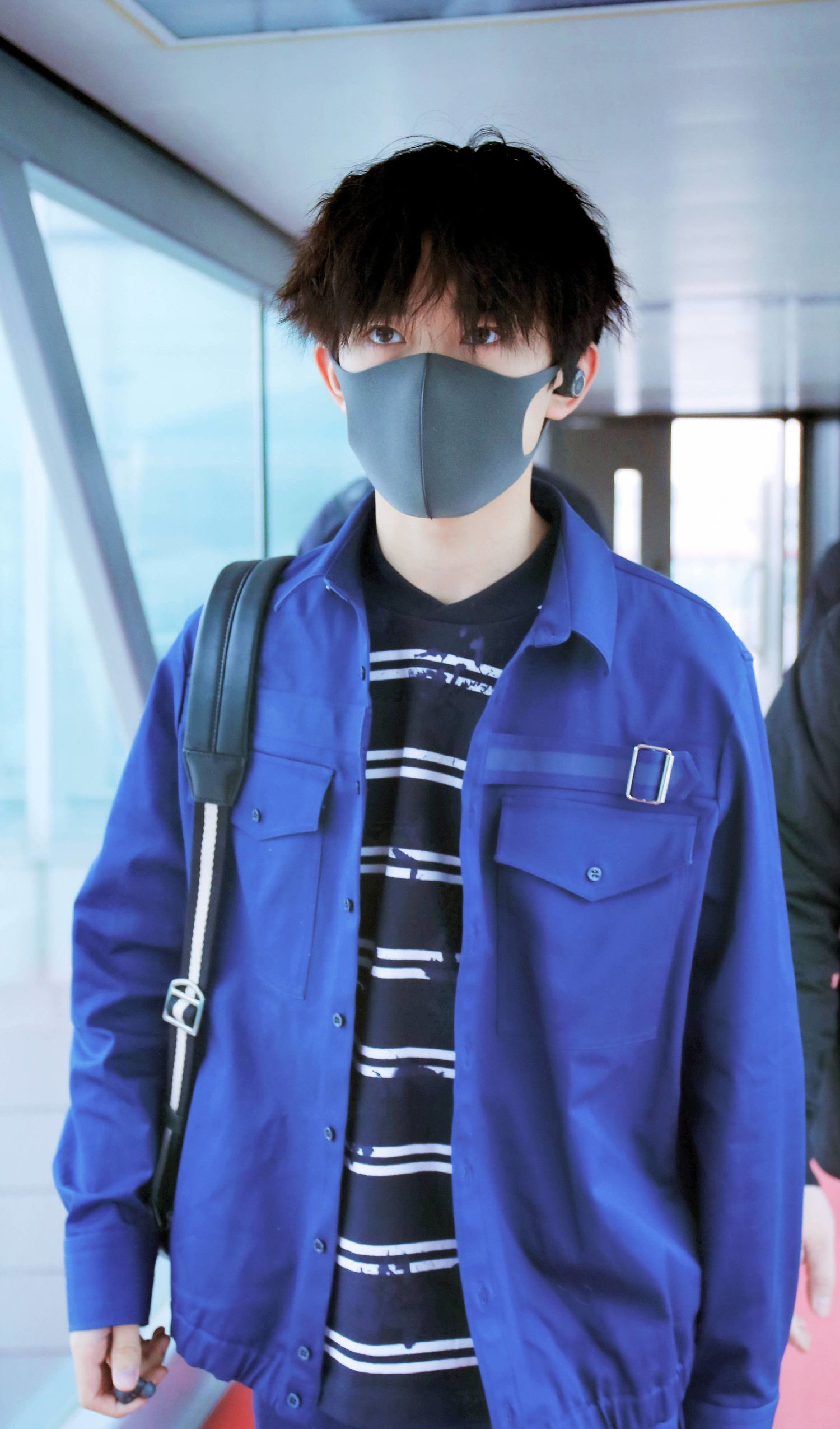 易烊千玺的锡纸烫卫衣带子,易烊千玺羊毛卷和锡纸烫