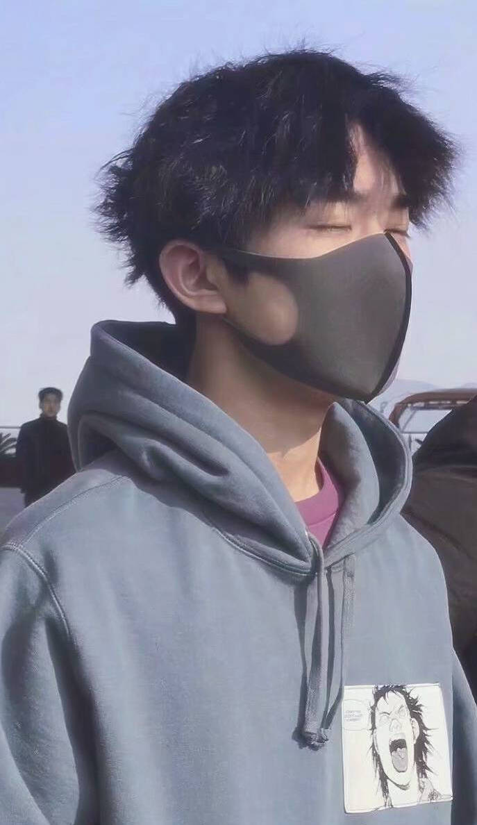 易烊千玺的锡纸烫卫衣带子,易烊千玺羊毛卷和锡纸烫