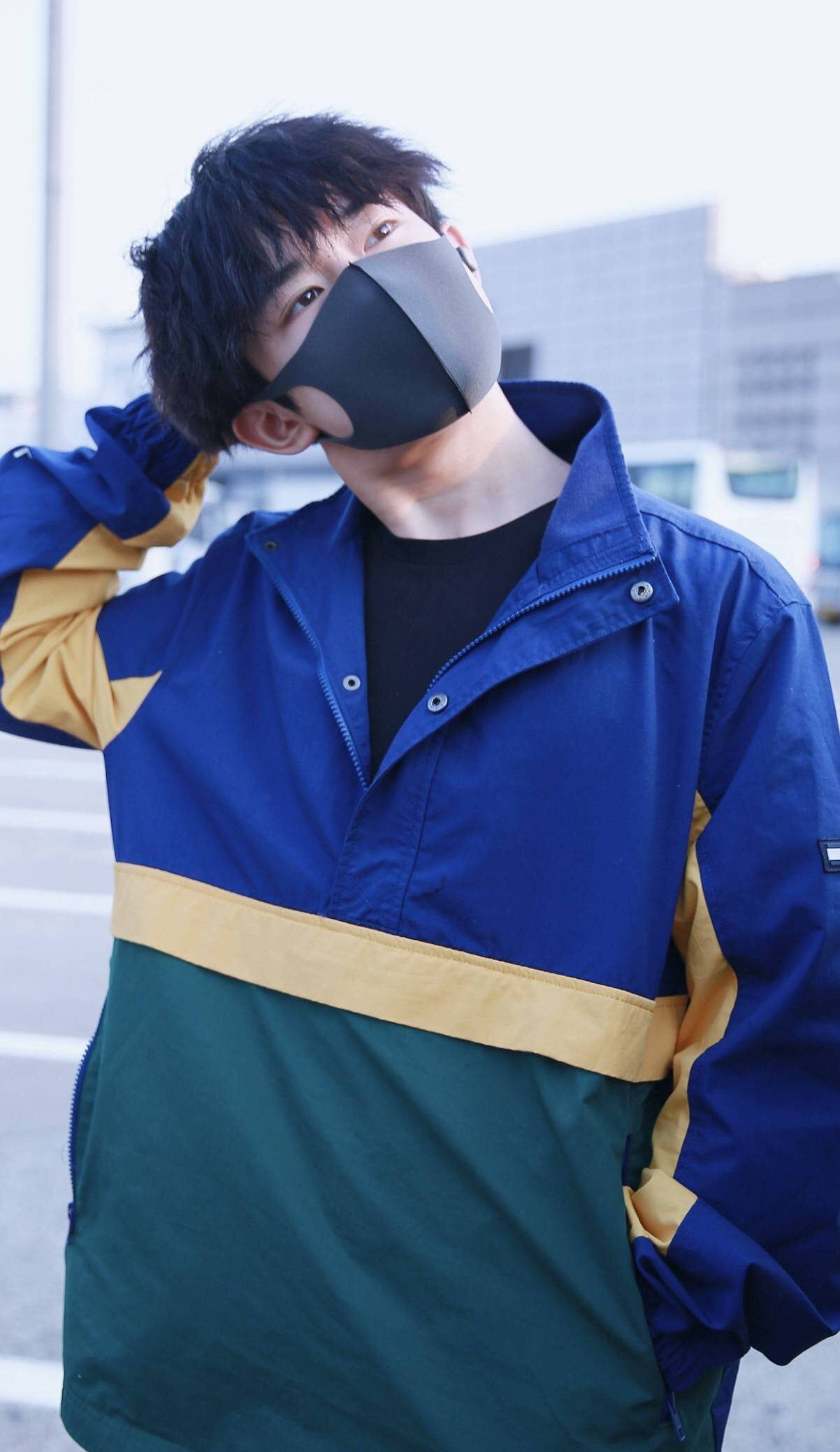 易烊千玺的锡纸烫卫衣带子,易烊千玺羊毛卷和锡纸烫