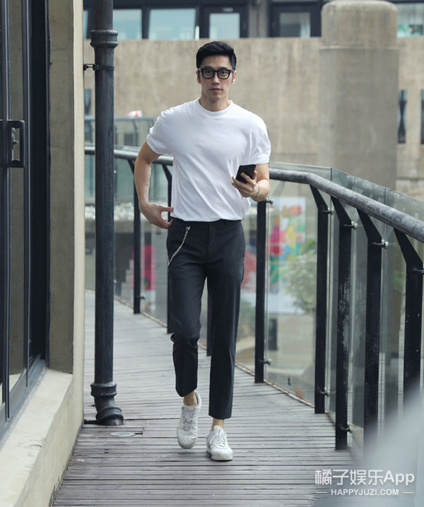 何炅童颜不老图片,44岁的何炅还是童颜脸