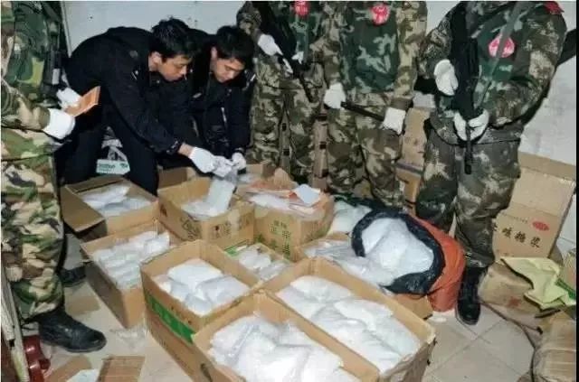 「新检关注」村支书是制毒老大！4000警力开进他的地下王国