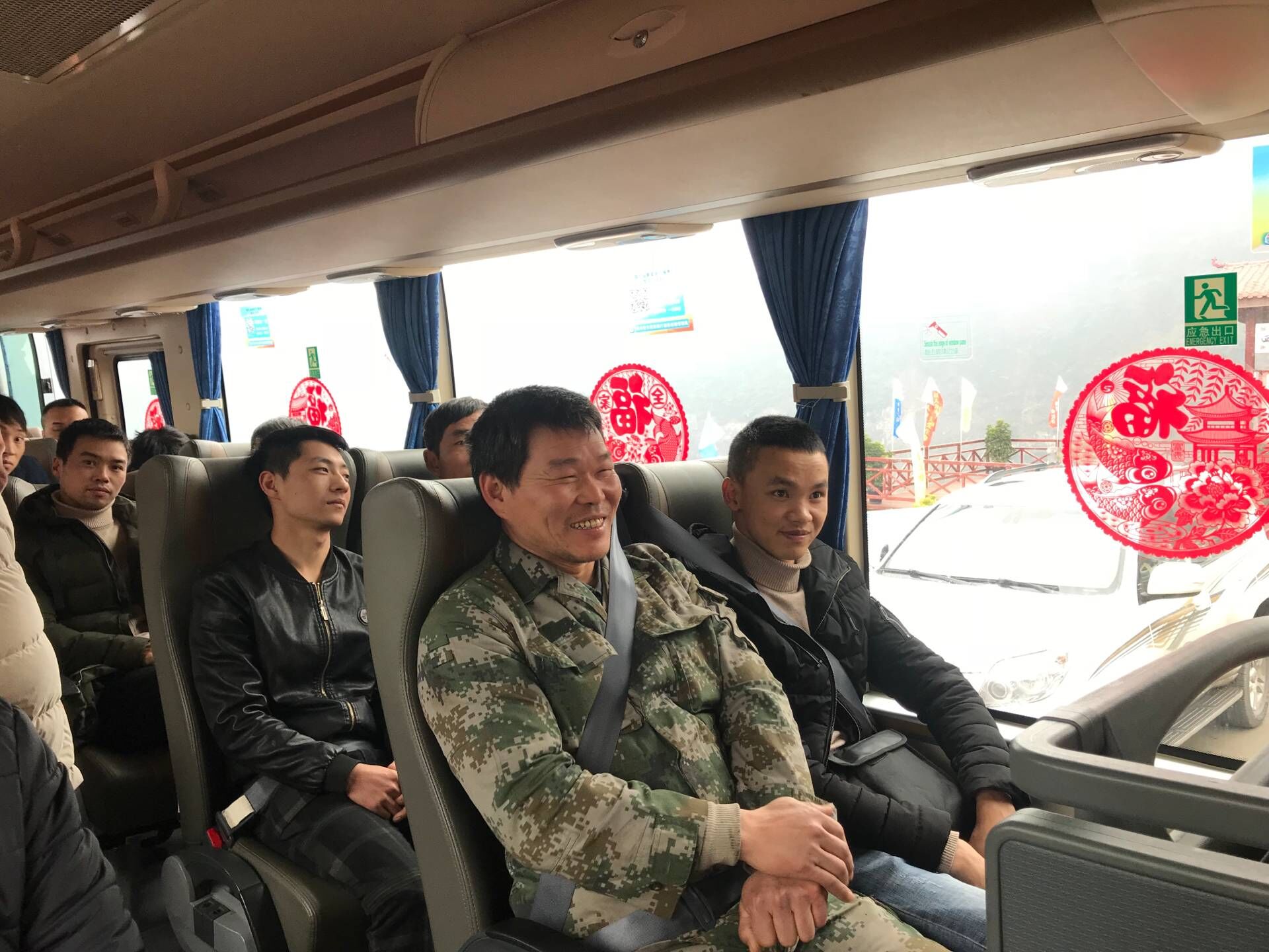 农民工乘长途客运大巴回老家,贵州四川交界处赤水河大桥通车