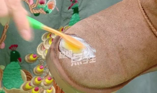 白色雪地靴洗成黑鞋，店家：改色的钱我就不收了！