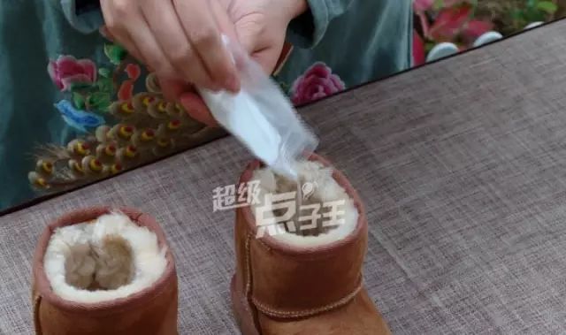 白色雪地靴洗成黑鞋，店家：改色的钱我就不收了！