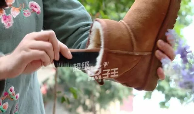 白色雪地靴洗成黑鞋，店家：改色的钱我就不收了！