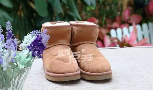 白色雪地靴洗成黑鞋，店家：改色的钱我就不收了！