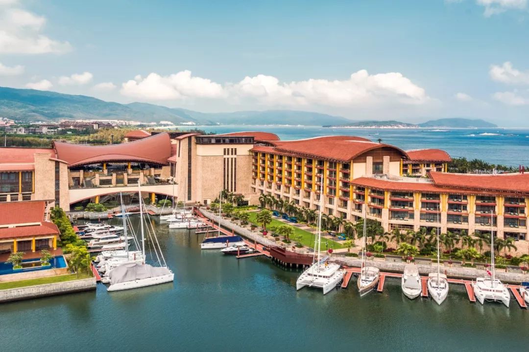 1200㎡透明泳池小红书点赞100w+,这家黄金海岸边的酒店才是海岛季首选