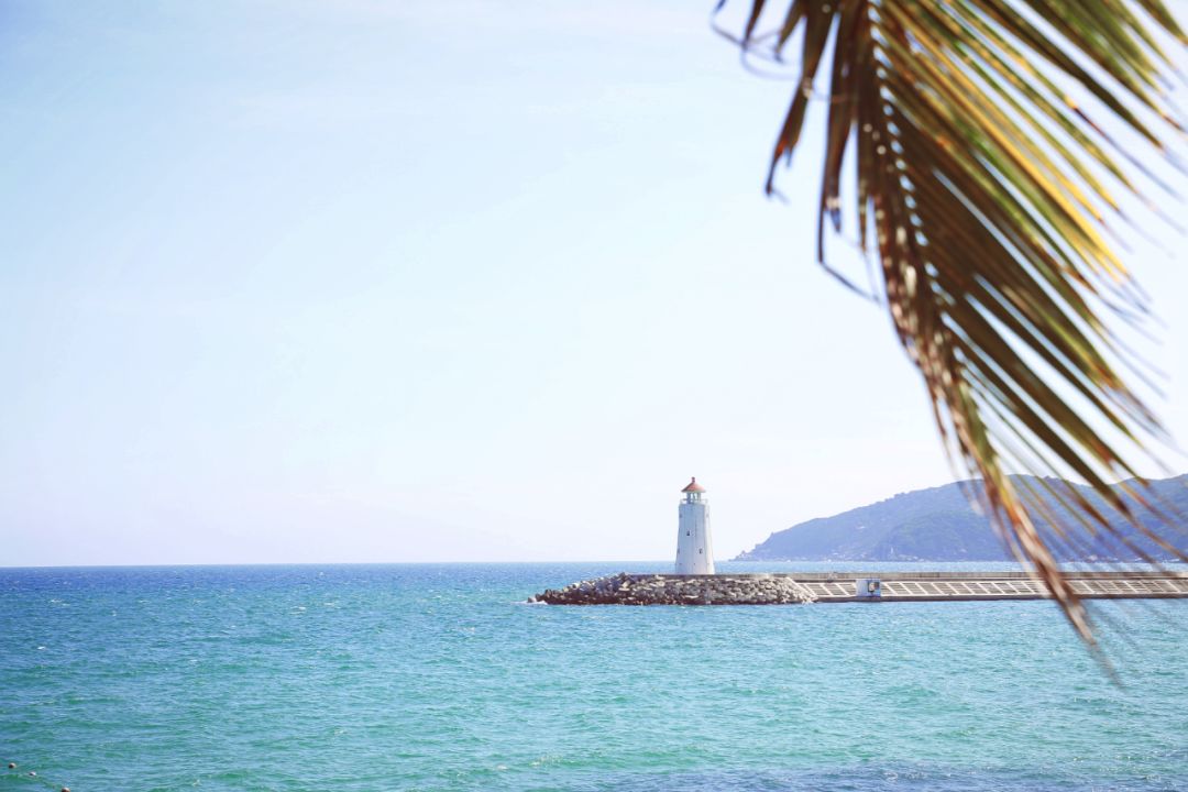 1200㎡透明泳池小红书点赞100w+,这家黄金海岸边的酒店才是海岛季首选