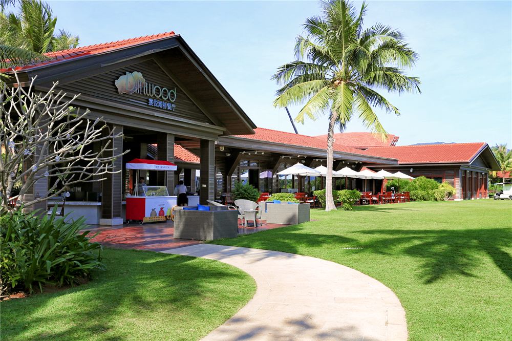 1200㎡透明泳池小红书点赞100w+,这家黄金海岸边的酒店才是海岛季首选