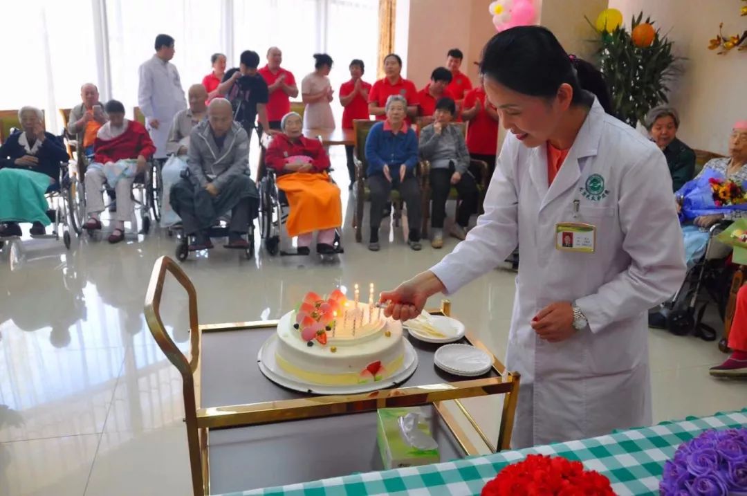 Ⓜ会企传真丨北京福建企业总商会常务副会长詹阳斌企业北京民众护理院一周年庆典暨“护理员培训基地”揭牌仪式在京举行