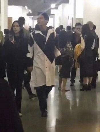 向佐郭碧婷默认恋情后首次同框,向佐郭碧婷情侣项链