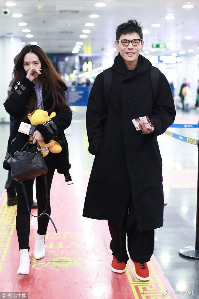 向佐郭碧婷默认恋情后首次同框,向佐郭碧婷情侣项链