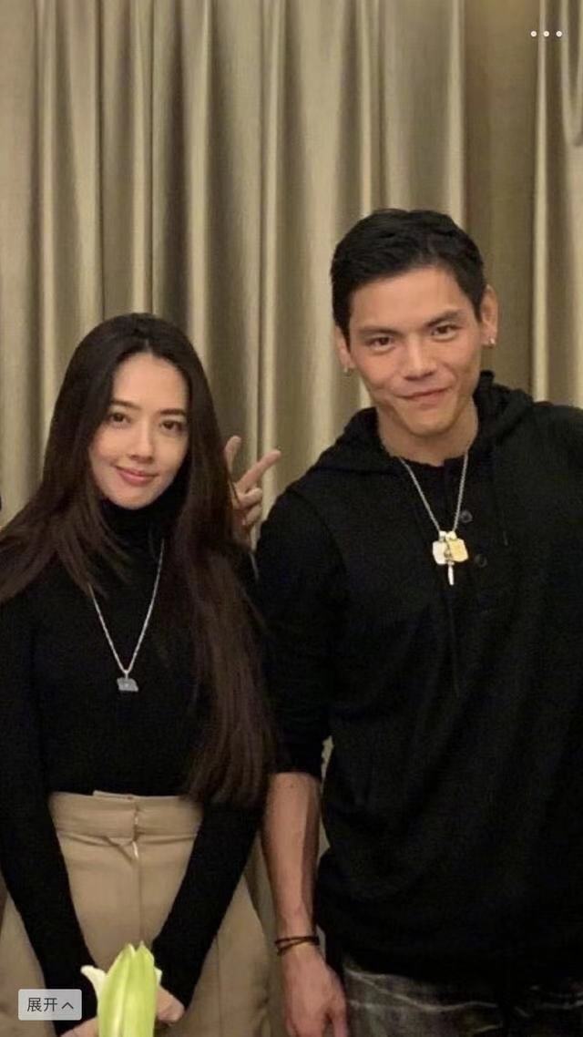 向佐郭碧婷默认恋情后首次同框,向佐郭碧婷情侣项链