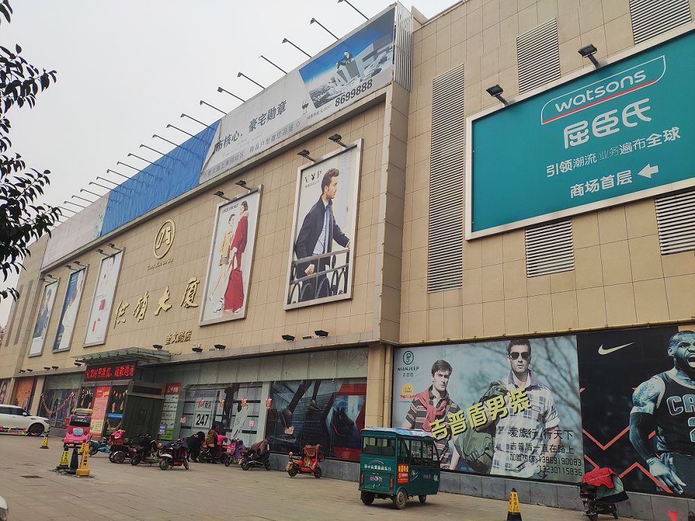 同样是县城购物中心,月销2万和100万的专柜,差距在哪?